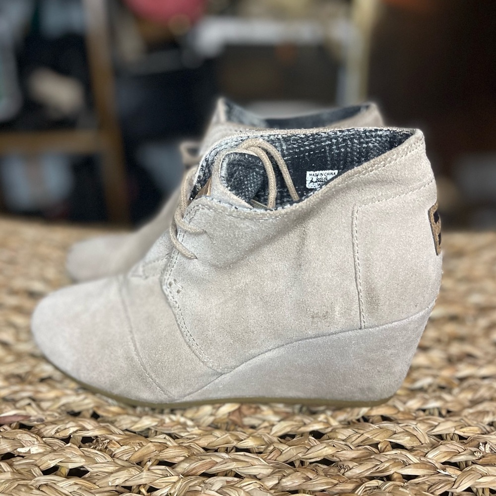 TOMS Suede Wedge Ankle Boots Taupe Lace Up Women's Size 6.5